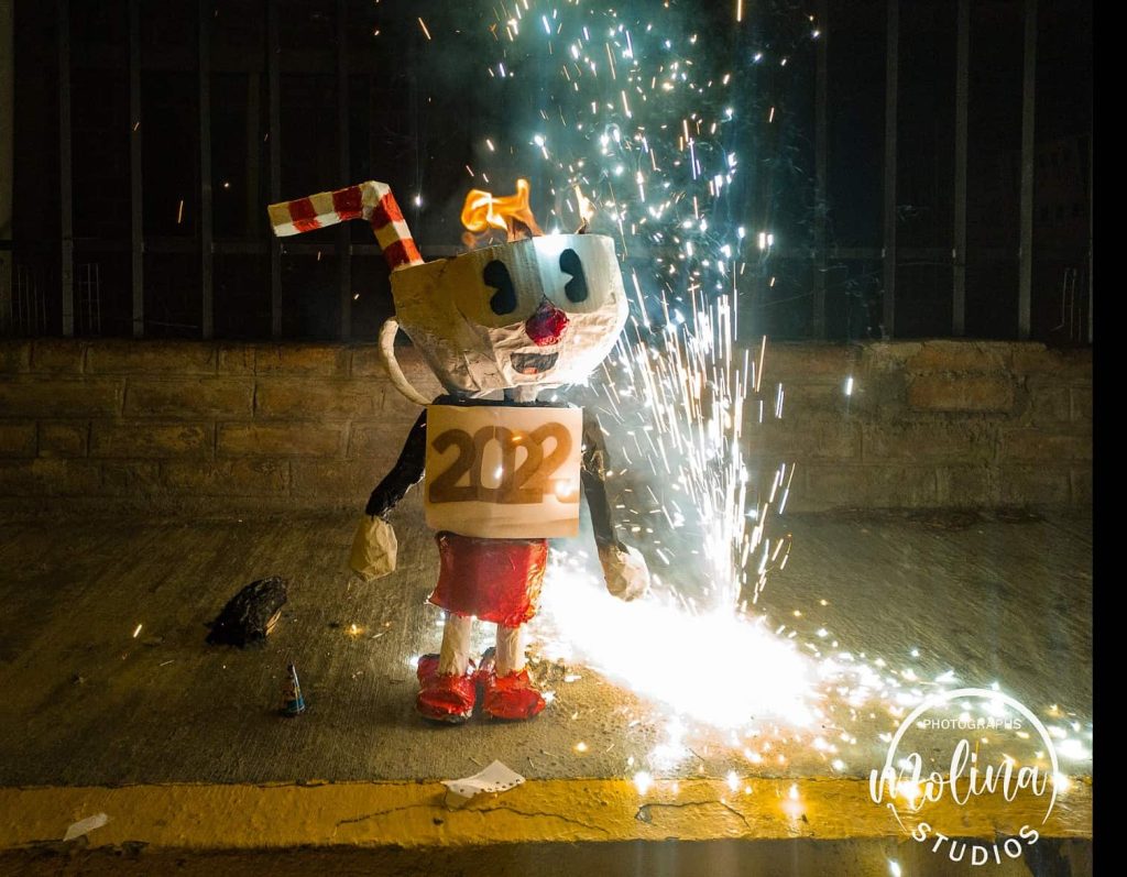 Foto: Wikipedia, en el año 2022 se quemó un muñeco de año viejo de Cuphead. 